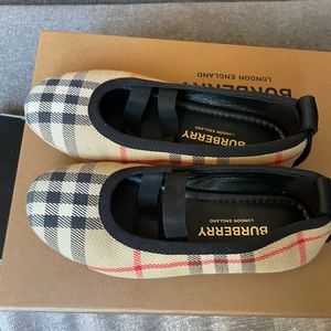 Black Friday Sale ‼️‼️‼️Authentic Cute Burberry shoes